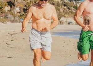 2 Men running - improve health naturally